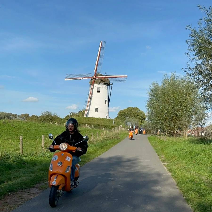 Vespa rijden (voor groepen vanaf 15 personen) - Afbeelding 3